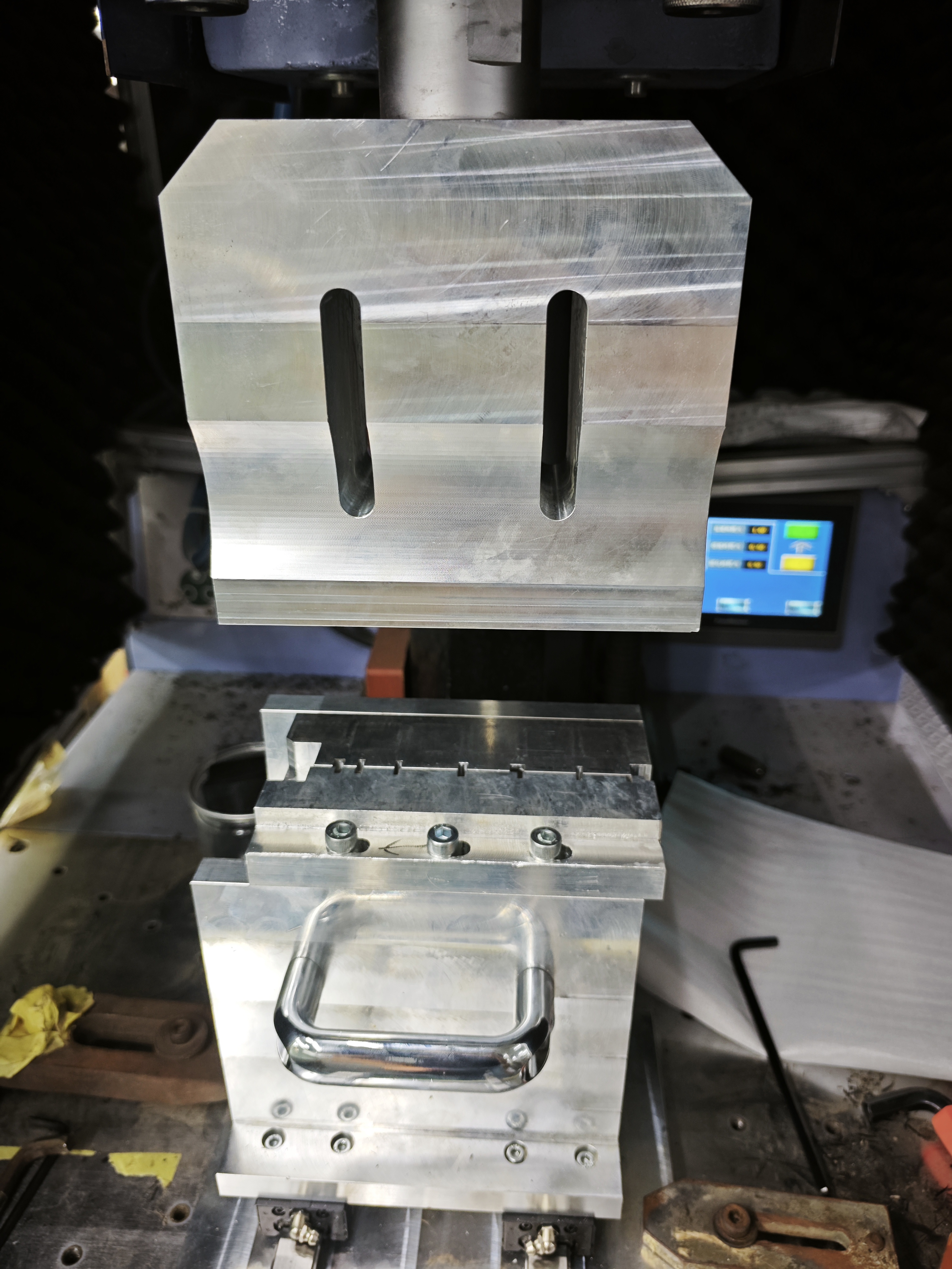 为新外壳应用定制的超声波焊头及配套夹具。