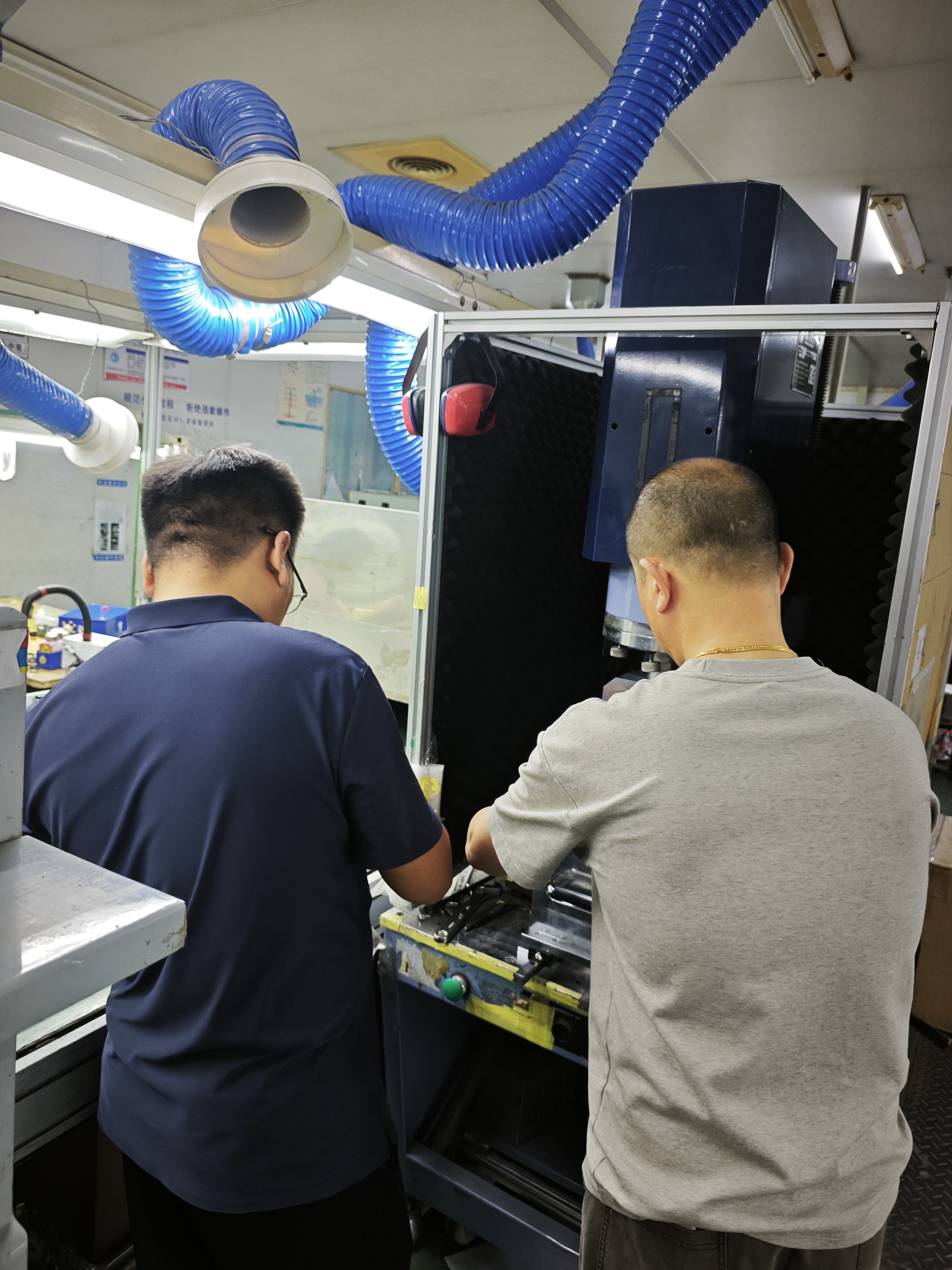 双方在客户超声波焊接工位共同调试。